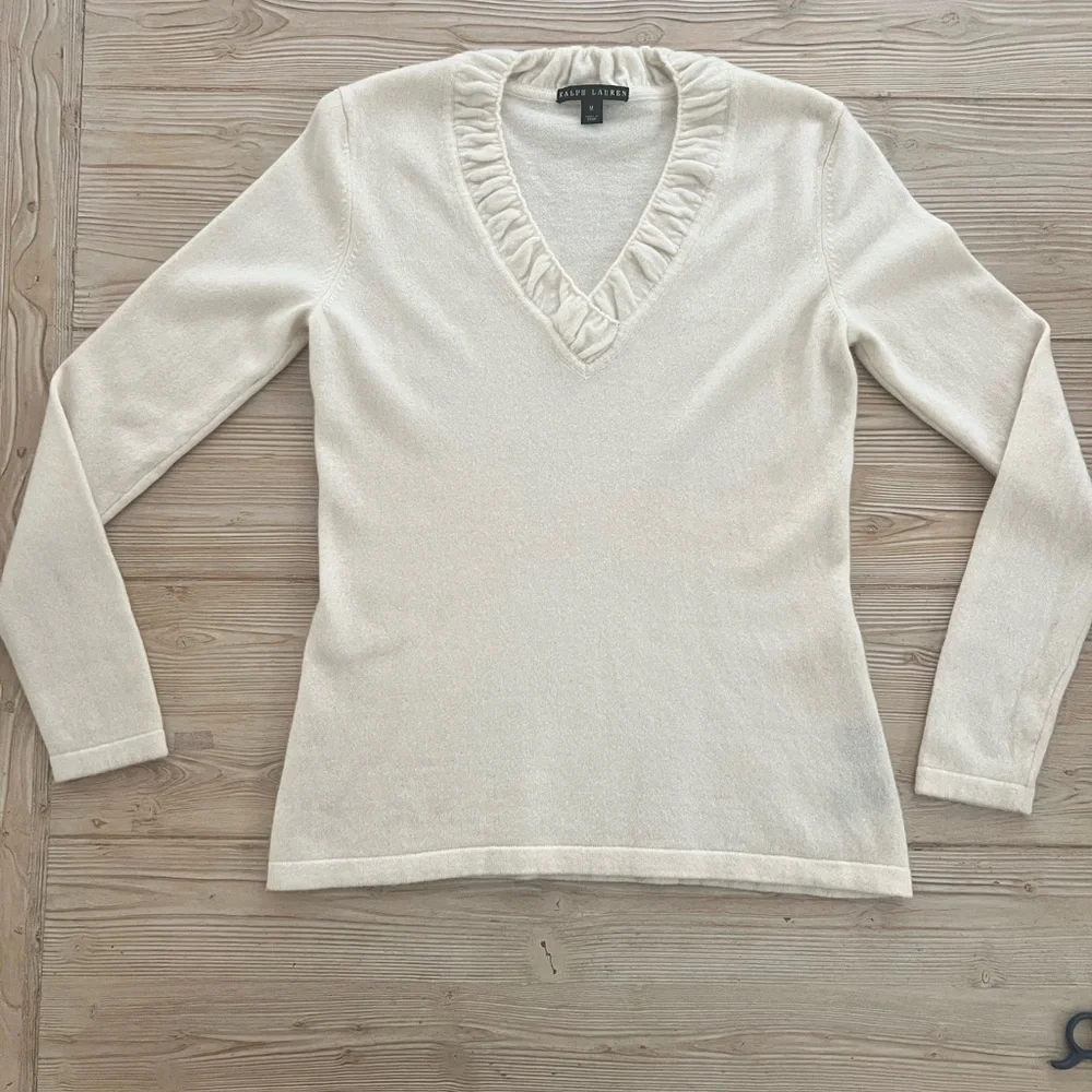 Ralph Lauren 100% Cashmere Ruffle V-Neck Sweater – Ivory, Size M - Picture 4 of 5